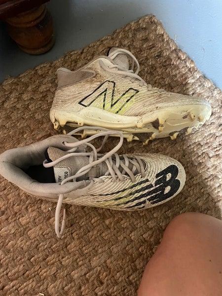 White Men's Size M 7.5 (W 8.5) New Balance Mid Top Molded Cleats (Used)