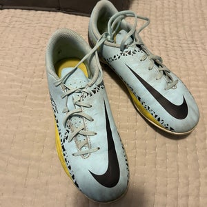 Unisex 3.5Y (Big Kids / Youth) Nike Cleats (Used)