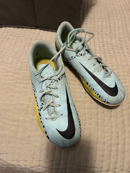 Unisex 3.5Y (Big Kids / Youth) Nike Cleats (Used)