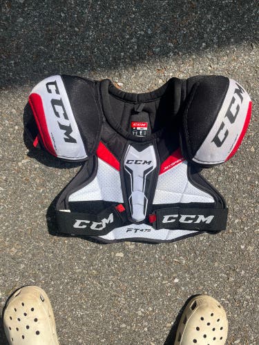 Men's Small Senior CCM Shoulder Pads (Used, Like New)