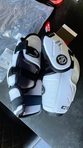 CCM 19K Elbow Pads Large ( New )