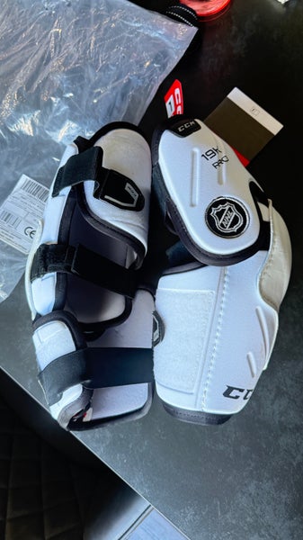 CCM 19K Elbow Pads Large ( New )