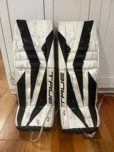 30" 2023 True Catalyst 7X3 Goalie Leg Pads (Used)
