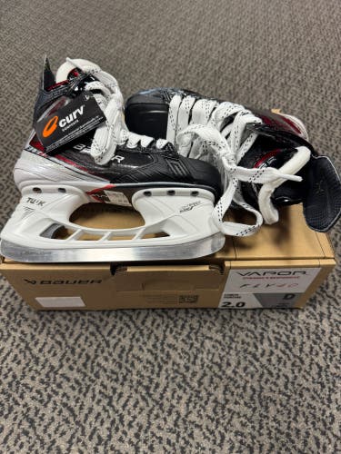 Bauer Vapor FLY40 Hockey Skates Regular Width Size 2 (New)