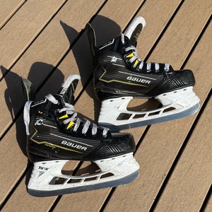2024 Bauer Supreme M40 Hockey Skates Extra Wide Width Size 3.5 (Used)