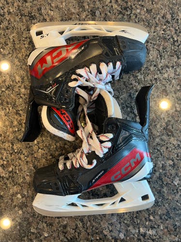 2024 CCM Jetspeed FT680 Hockey Skates Wide Width 8 (Used)