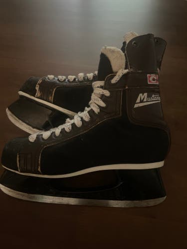 CCM Mustang Hockey Skates Narrow Width 7.5 (Used)