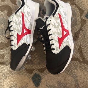 White Size M 9.5 (W 10.5) Adult Mizuno baseball Low Top Molded Cleats (New)