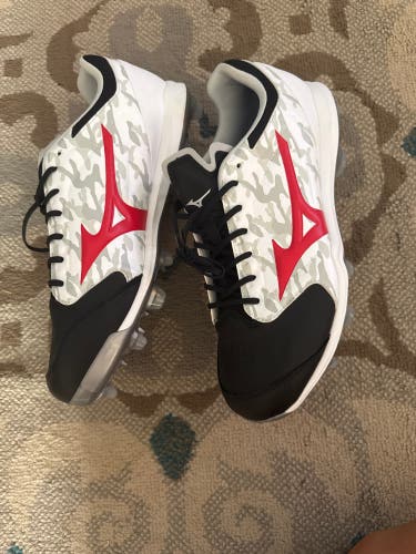 White Size M 9.5 (W 10.5) Adult Mizuno baseball Low Top Molded Cleats (New)