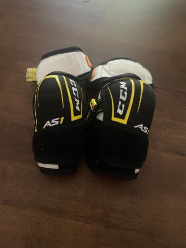 Youth Large CCM Super Tacks AS1 Elbow Pads (Used)