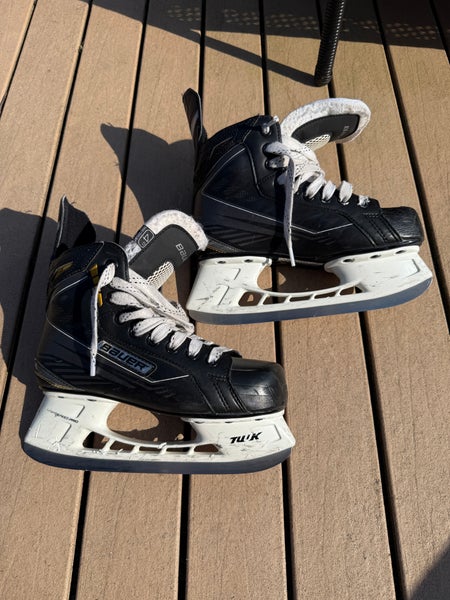Bauer Supreme 150 Hockey Skates Regular Width Size 4 (Used)