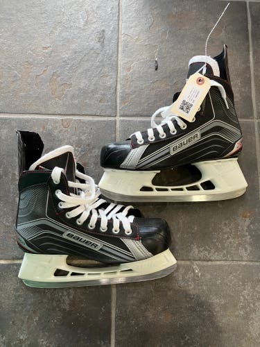 Senior Bauer Vapor X200 Hockey Skates Regular Width 8 (Used)