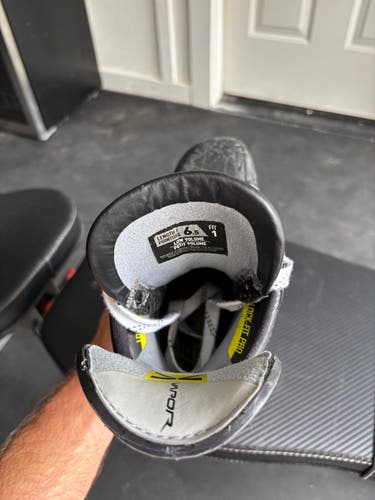 Bauer Vapor Hyperlite 2 Hockey Skates Size 6 (Used)
