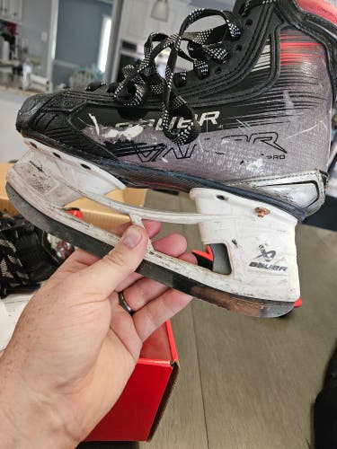 Bauer Vapor X5 Pro Hockey Skates Regular Width Size 3 with Bauer Aetrex Orthotics Insoles(Used)