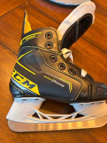 2022 CCM Super Tacks 9350 Hockey Skates Regular Width 9 (Used)