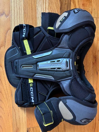 Men's Large Junior CCM Tacks Shoulder Pads (Used)