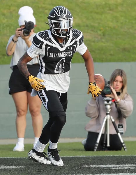 Under Armour Spotlight Pro X Joshua Vides Football Cleats  display picture 1