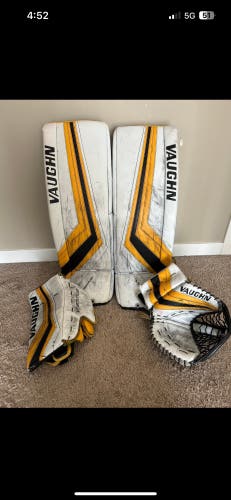 33" 2021 Vaughn Ventus SLR2 Pro Carbon Goalie Leg Pads (Used)