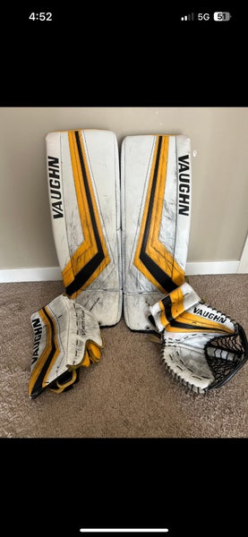 33" 2021 Vaughn Ventus SLR2 Pro Carbon Goalie Leg Pads (Used)