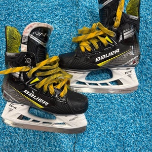 Junior Bauer Vapor X4 Hockey Skates Regular Width Size 1.5 (Used)