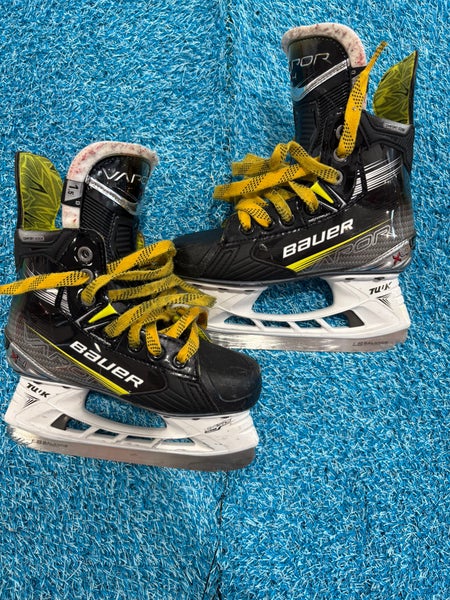 Junior Bauer Vapor X4 Hockey Skates Regular Width Size 1.5 (Used)