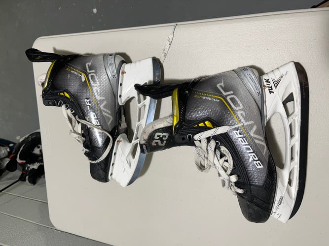 Bauer Vapor Hyperlite Hockey Skates Pro Stock 9 (Used)