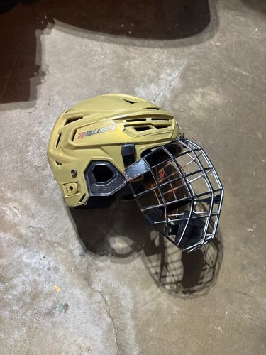 Medium Bauer Re-Akt 150 Helmet (Used)