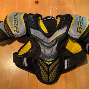 Medium Junior Bauer Supreme TotalOne NXG Shoulder Pads (Used)
