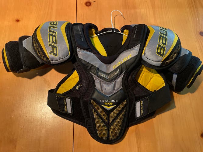 Medium Junior Bauer Supreme TotalOne NXG Shoulder Pads (Used)