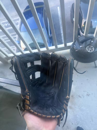 Wilson RH Outfield A2000 Baseball Glove 12.75" (Used)