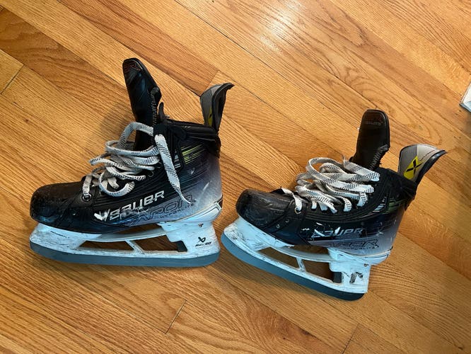 Bauer Vapor Hyperlite 2 Hockey Skates Size 5.5 (Used)