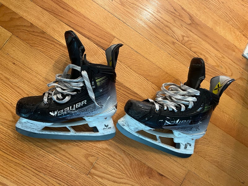 Bauer Vapor Hyperlite 2 Hockey Skates Size 5.5 (Used)