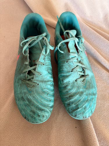 Women's Size M 5.5 (W 6.5) Nike Cleats (Used)