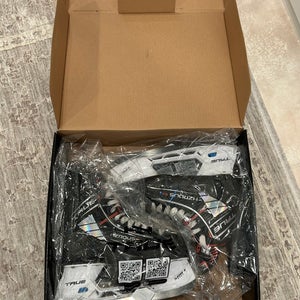 2023 True HZRDUS 9X Hockey Skates Regular Width 9.5 (Used)