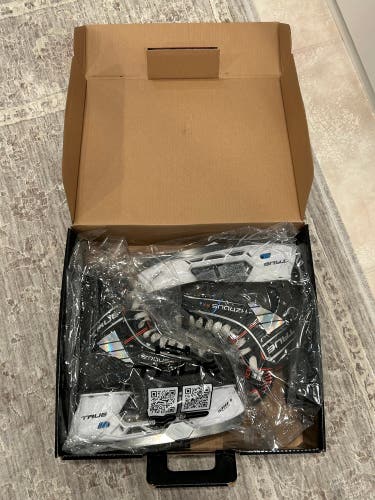 2023 True HZRDUS 9X Hockey Skates Regular Width 9.5 (Used)
