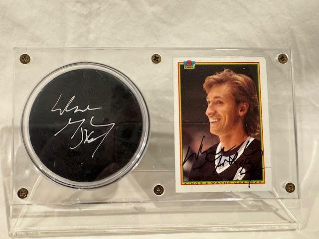 Wayne Gretzky Autographed Puck and Trading Card Set – Display Case Included