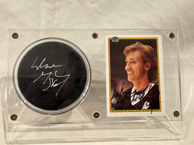 Wayne Gretzky Autographed Puck and Trading Card Set – Display Case Included