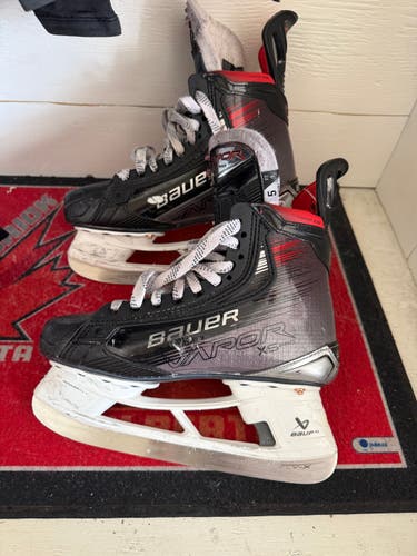 2025 Bauer Vapor 5x pro Hockey Skates Size 5 (Used)