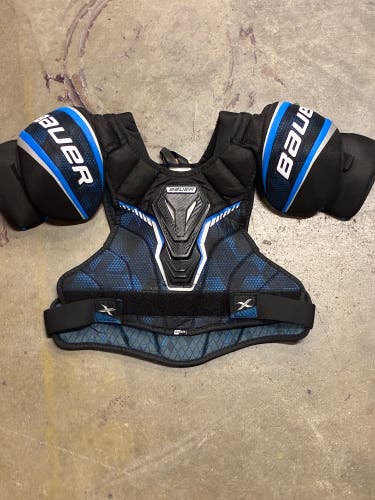 Medium Intermediate Bauer X Shoulder Pads (Used)