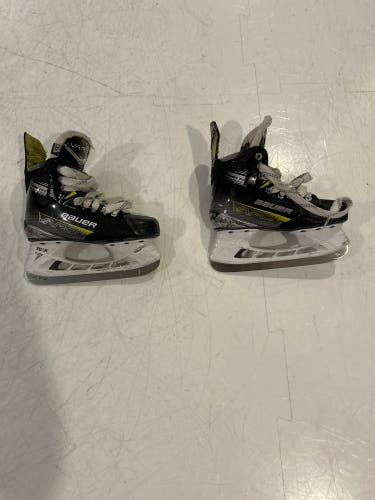 Bauer Vapor X4 Hockey Skates Size 3.5 (Used)