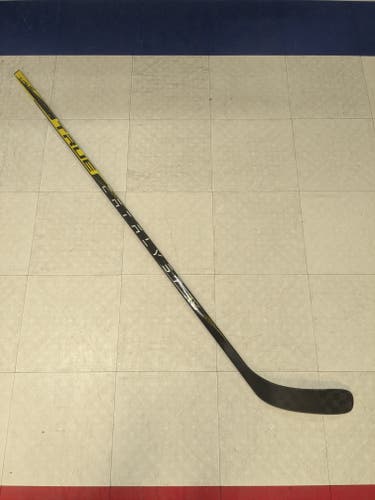 Senior True Catalyst 3X Right Handed Hockey Stick, 65 flex (New)