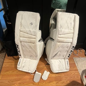 32" CCM Extreme Flex 5.9 Goalie Leg Pads (Used)