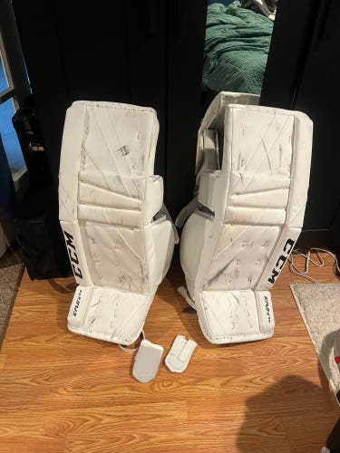 32" CCM Extreme Flex 5.9 Goalie Leg Pads (Used)