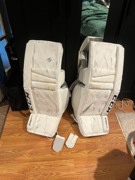 32" CCM Extreme Flex 5.9 Goalie Leg Pads (Used)
