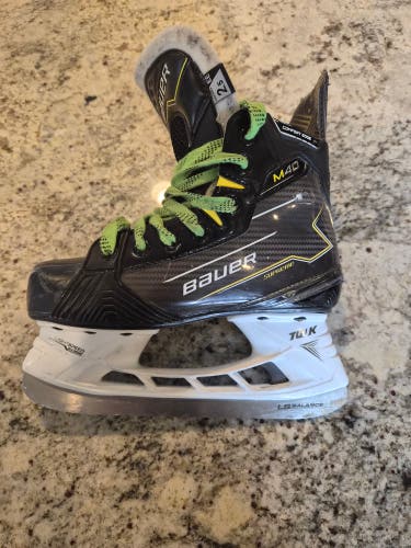 2025 Bauer Supreme M40 Hockey Skates 2.5EE Extra Wide Width Size 2.5 (Used)