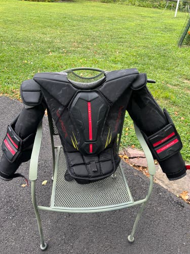 XL Bauer Vapor Hyperlite 2 Goalie Chest Protector Pro Stock (Used)
