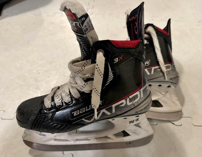 2024 Bauer Vapor 3X Hockey Skates Size 5.5 (Used)
