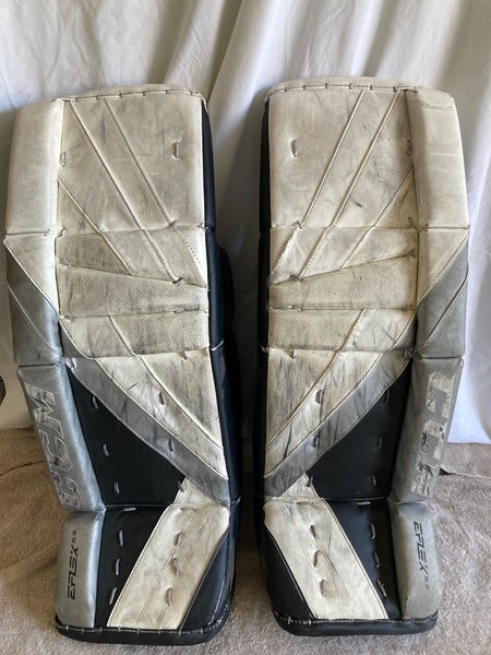 Black 28" Junior CCM Extreme Flex 5.5 Goalie Leg Pads (Used)