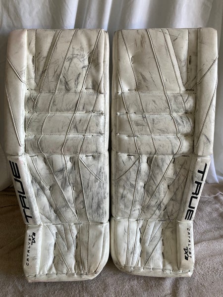 29" Intermediate True Catalyst 7X3 Goalie Leg Pads (Used)