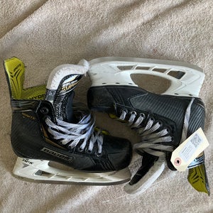 Bauer Ignite Hockey Skates Regular Width | Junior Size: 2.5